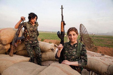 وحدات حماية المراة تطهر  أحد مداخل كوباني من داعش